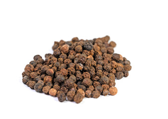 Pfefferkörner vor weißem Hintergrund