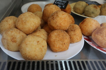 Arancinis dans une assiette