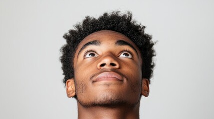 Obraz premium Studio portrait of a black man looking up.