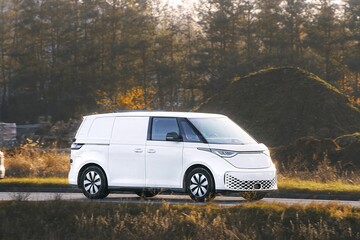 Hybrid vehicle moving along urban street