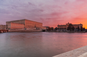 Fototapeta premium Royal Palace in Stockholm – Pink Sunset Over Water with Baroque Architecture