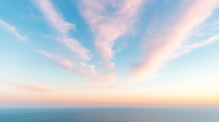 Obraz premium Pastel sunset sky over calm ocean; serene landscape