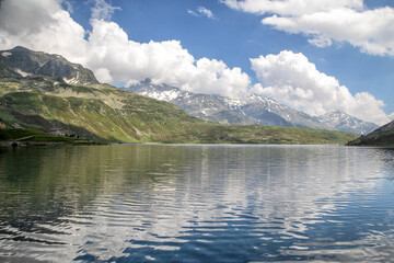 kleiner schöner bersee in italien