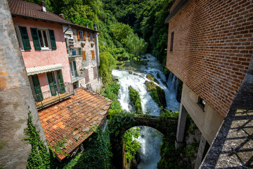 alte steinbrücke mitten in einer ortschaft am comer see