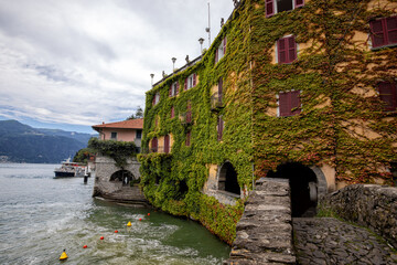 alte gebäude am comer see bewachsen mit efeu