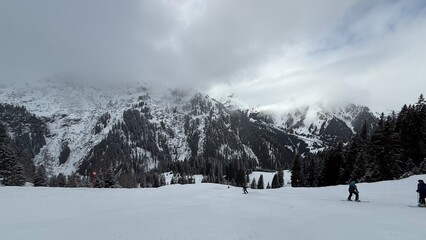 Obraz premium Skiing in the snow covered mountains of Austria