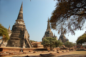 Obraz premium Ancient temple ruins of Wat Phra Si Sampet in Ayutthaya, Thailand, showcasing Khmer-style architecture, historic stupas, and rich cultural heritage