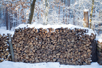 Holzstapel im Schnee