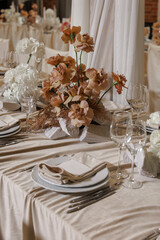 Stylish wedding table setting: elegance in detail