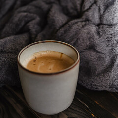 Weihnachtlicher Genussmoment mit einer cremigen Tasse Kaffee