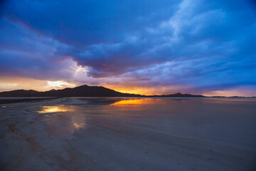 Salt desert Uyuni at sunset, Bolivia © Miroslav Srb