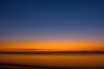 神秘的な海の夕景｜オレンジ色に染まる空

