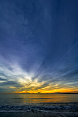 森戸海岸の美しい夕焼けと富士山のシルエット
