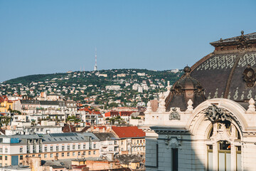 Obraz premium panorama of the old town buda side of danube river with many beautiful colorful houses 