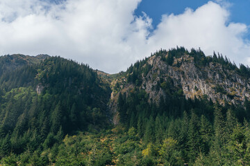Obraz premium high mountain landscape with rocky peaks on cloudy days