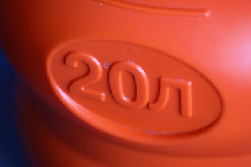 A close-up shot of a plastic container with the word 'Ros' printed on it. © Fotograf