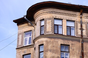 Obraz premium A tall building featuring a large clock on its side.