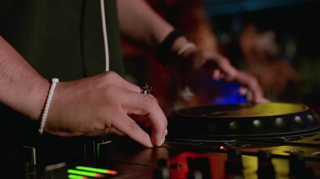 Dj qui mix de la musique