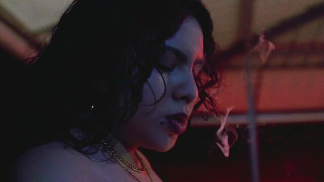 Femme fumant dans une f&ecirc;te