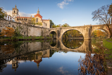 Obraz premium Sao Goncalo bridge over Tamega river and Sao Goncalo church at sunset in Amarante, north of Portugal 