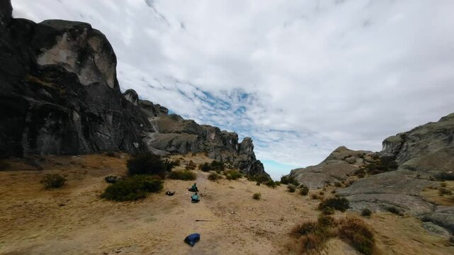 Drone fpv volant sur une montagne