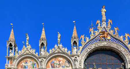 Détails d'architecture décorative sur la façade de la basilique Saint-Marc à Venise.