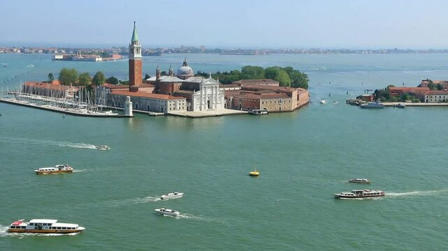Au-del&agrave; de la lagune de Venise, San Giorgio Maggiore et les &icirc;les.