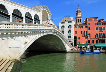 Vue en perspective du Pont du Rialto qui enjambe de Grand Canal à Venise.