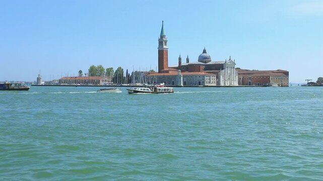 Au-del&agrave; de la lagune de Venise, San Giorgio Maggiore et les &icirc;les.