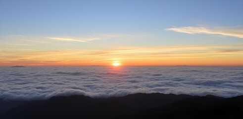 Obraz premium Sunrise Over Beautiful Mountains With A Wide-Ranging Cloudscape