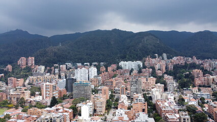 Obraz premium Toma area del norte de chapinero y cerros orientales de bogota