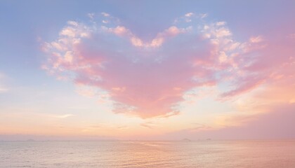 파스텔 톤의 하늘, 구름이 자연스럽게 하트 모양을 이루고 있으며 따뜻한 석양이 이를 부드럽게 물들이고 있다