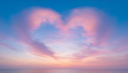 Obraz premium 파스텔 톤의 하늘, 구름이 자연스럽게 하트 모양을 이루고 있으며 따뜻한 석양이 이를 부드럽게 물들이고 있다