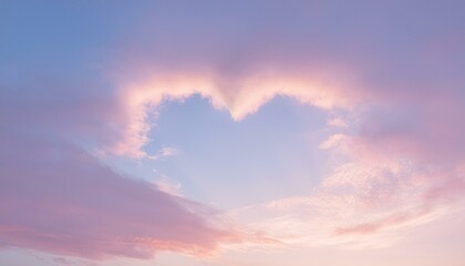 Obraz premium 파스텔 톤의 하늘, 구름이 자연스럽게 하트 모양을 이루고 있으며 따뜻한 석양이 이를 부드럽게 물들이고 있다
