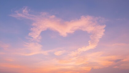 Obraz premium 파스텔 톤의 하늘, 구름이 자연스럽게 하트 모양을 이루고 있으며 따뜻한 석양이 이를 부드럽게 물들이고 있다