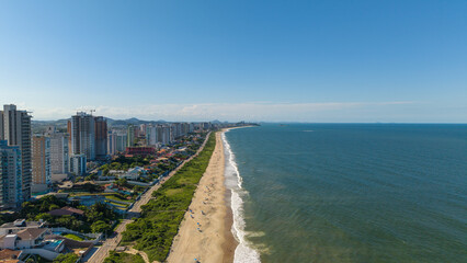 Wide coastline of the coastal city of Balneário Piçarras, in the state of Santa Catarina, Brazil, on a beautiful sunny day. © Marcio Eneas