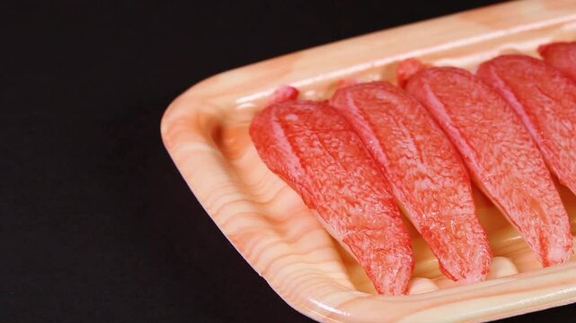 トレーの上のカニカマ　回転
