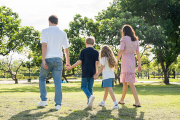 Obraz premium Happy family parent children having picnic outdoor activity. Enjoy happiness moment summer playing together including father mother son and daughter relaxing in the morning sunrise.