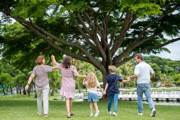 Obraz premium Happy family parent children having picnic outdoor activity. Enjoy happiness moment summer playing together including father mother son and daughter relaxing in the morning sunrise.