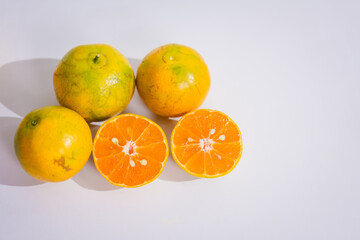 An orange placed on the table, rich in antioxidants, helps slow aging, boosts collagen production, delays wrinkles, and nourishes the skin, promoting radiance and freshness for a healthy complexion