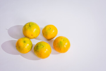 An orange placed on the table, rich in antioxidants, helps slow aging, boosts collagen production, delays wrinkles, and nourishes the skin, promoting radiance and freshness for a healthy complexion