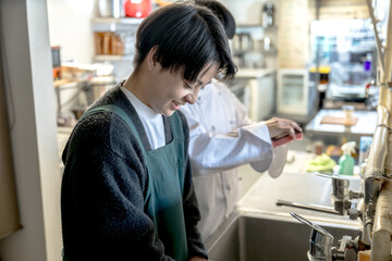 笑顔で洗い物をするスタッフ