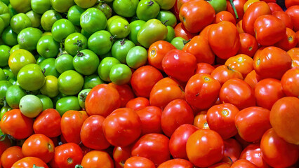 Fresh Harvest, A Vibrant Display of Green and Red Tomatoes at Peak Ripeness
