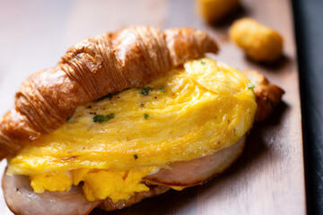 omelette croissant