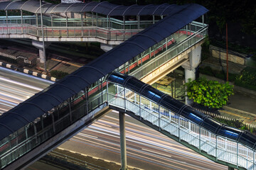 Naklejka premium ライトアップされた夜の歩道橋 