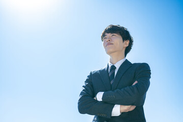 腕組みをするビジネスマン