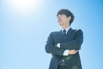 腕組みをするビジネスマン