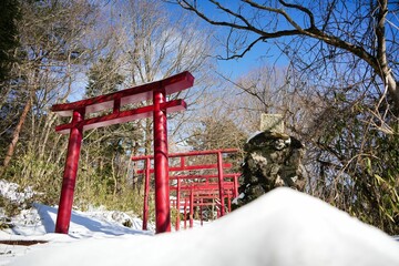 赤い鳥居と雪の冬の美しい風景