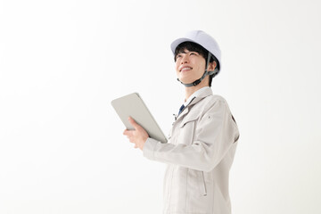 タブレットを持つ作業服の男性