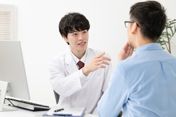 Fototapeta premium 診察をする医師